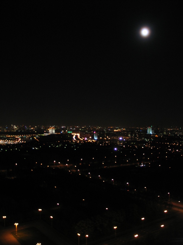 Луна над вечерноей Москвой