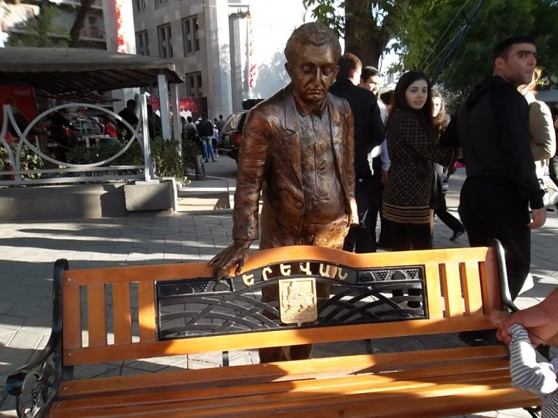 Памятник 9-му чемпиону мира по шахматам Тиграну Петросяну в Ереване