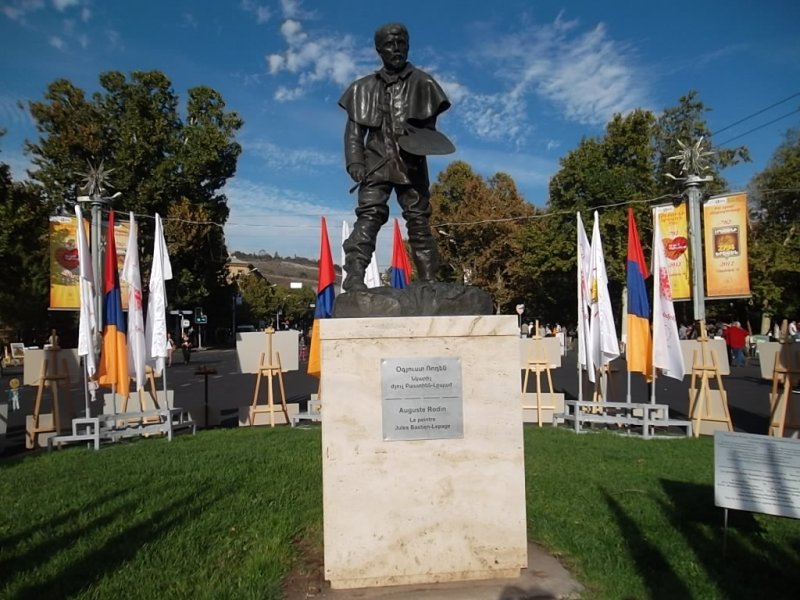 Памятник художнику Жюлю Бастьену-Лепажу работы великого скульптора Огюста Родена на Площади Франции в Ереване