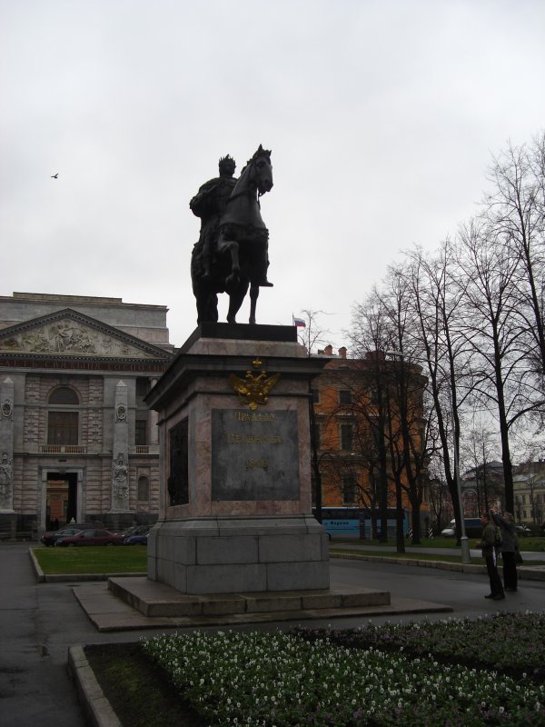 Михайловский инженерный замок и конный памятник Петру I
