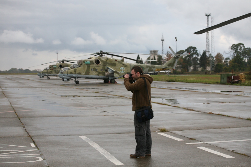 Аэродром Бабушера - работают журналисты