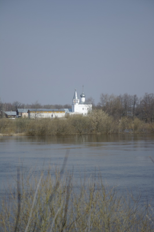 монастырь за рекой