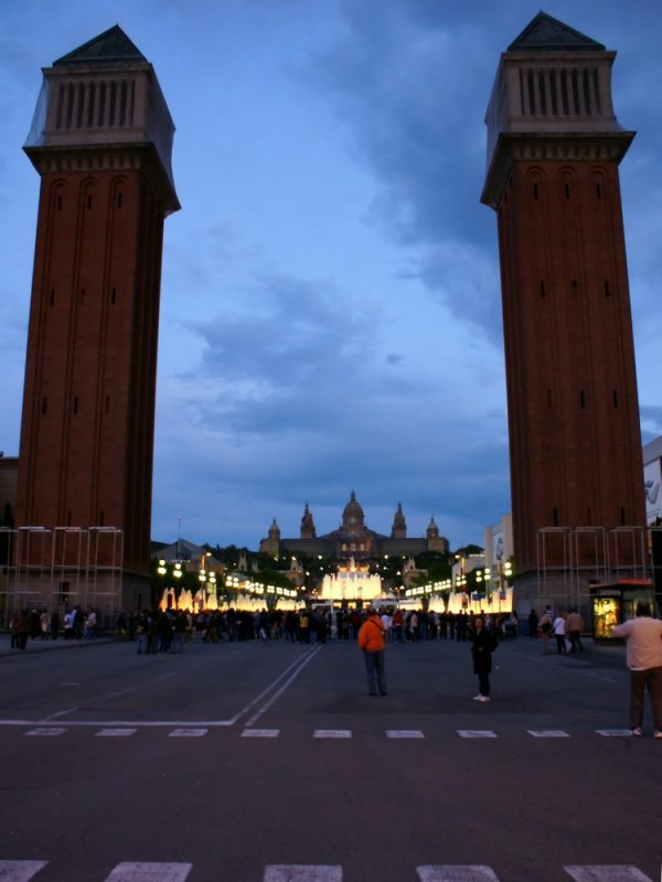 Barcelona-площадь Каталония-византийские башни!
