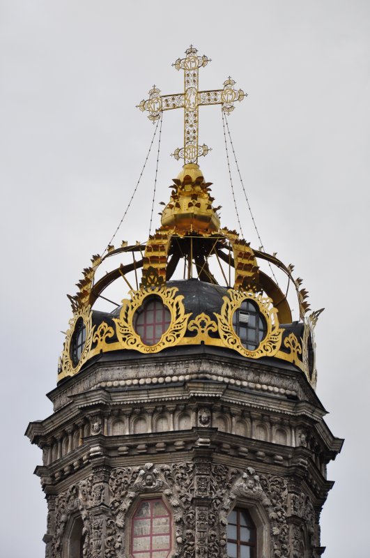 Изящная восьмигранная башня церкви увенчана золоченой металлической короной