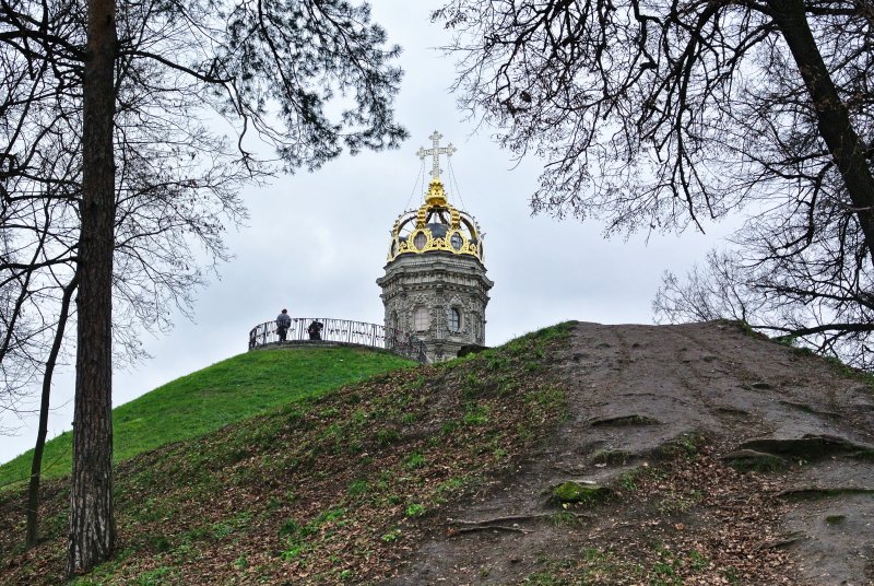 Высота храма с короной 42,3 м., с крестом - более 46 м.