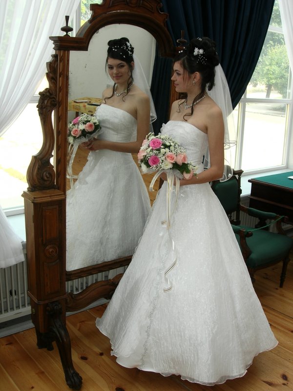Невеста в отражении зеркала