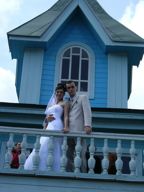 Жених и невеста на балконе старинного дома